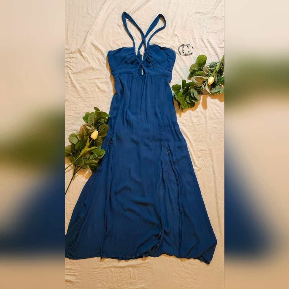 Pretty maxi dress with keyhole front design and flattering slit.  Size Small